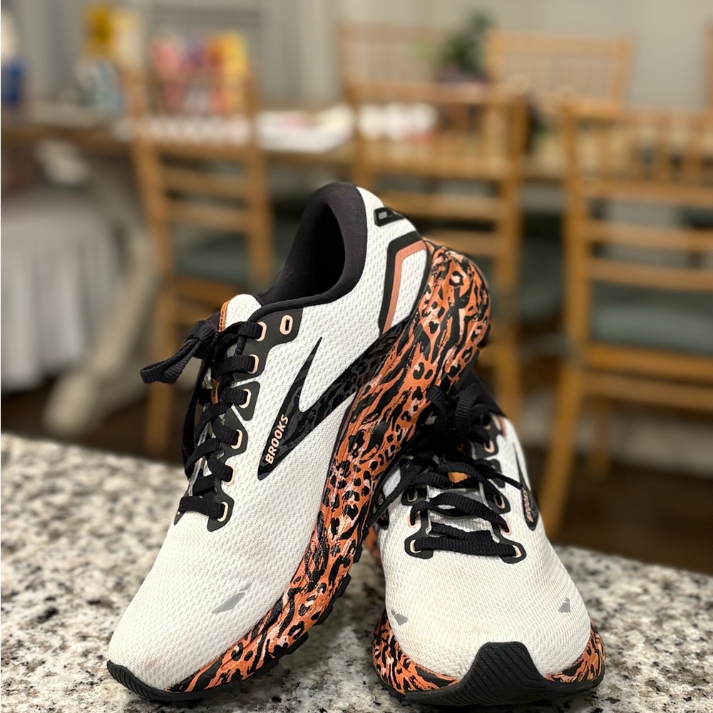 Brooks Ghost 15 Running Shoes Women’s 7.5 White/Black/Orange